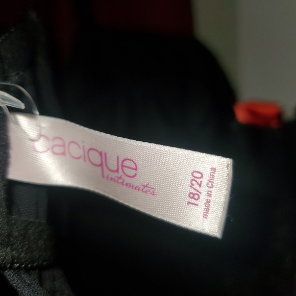 Black and red lingerie - Picture 8 of 9